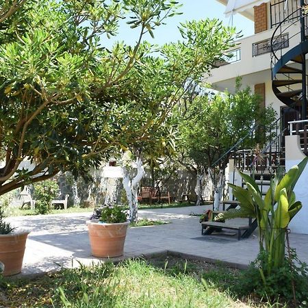 Modern Apartment With Garden Kissamos Exterior photo